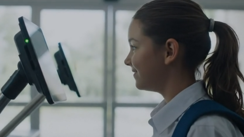 Biometria facial na entrada da escola