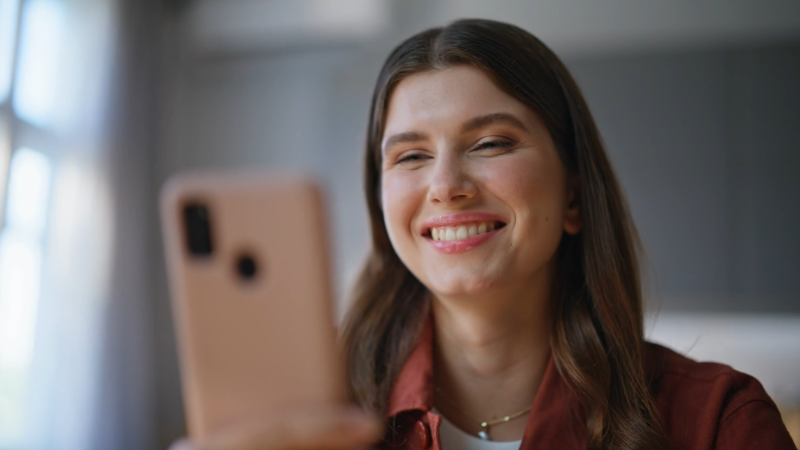 Pais recebendo notificação no celular